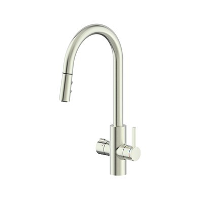 Tap air uisge teth le bhith a 'tarraing a-mach hose